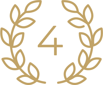 Cyfra 3 otoczona jest złotym wieńcem laurowym w kształcie litery "U", składającym się z liści po obu stronach.